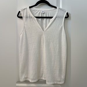 Old Navy sleeveless top in white; Size Medium